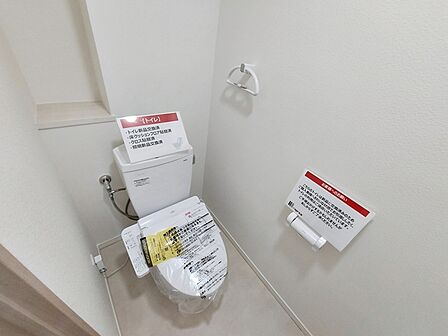 【トイレ】 シャワー付きトイレを備えており、快適にお使いいただけます。清潔に使いやすく、お手入れもしやすい仕様で、毎日気持ちよくお使いいただけます。
