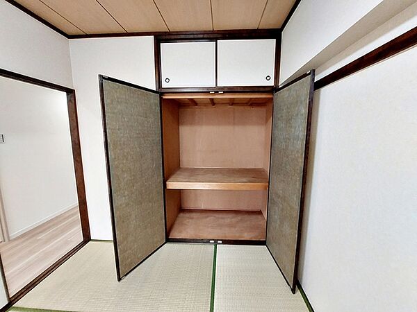 【押入】 和室には押入があり、座布団やお布団などの奥行のある物の収納などに大活躍！ちょっとした着替えやお子様のお昼寝用具などを収納するのにも便利な収納です。