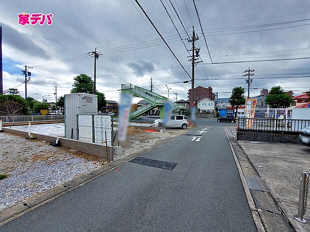 前面道路は車通りが少なく、落ち着いた住環境が魅力です。お子様も安心して過ごしやすく、車の出入りや歩行もしやすい環境です。現地では周辺の様子や道路の雰囲気もあわせてご確認いただけます。