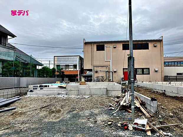 基礎工事中です。ご見学希望のお客様につきましては同型同仕様の物件にご案内いたします。当日のご連絡でも対応いたします。お気軽に『家デパ』までお問い合わせ下さい!経験豊富なスタッフが対応いたします。