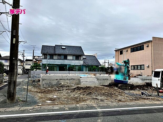基礎工事中です。ご見学希望のお客様につきましては同型同仕様の物件にご案内いたします。当日のご連絡でも対応いたします。お気軽に『家デパ』までお問い合わせ下さい！経験豊富なスタッフが対応いたします。