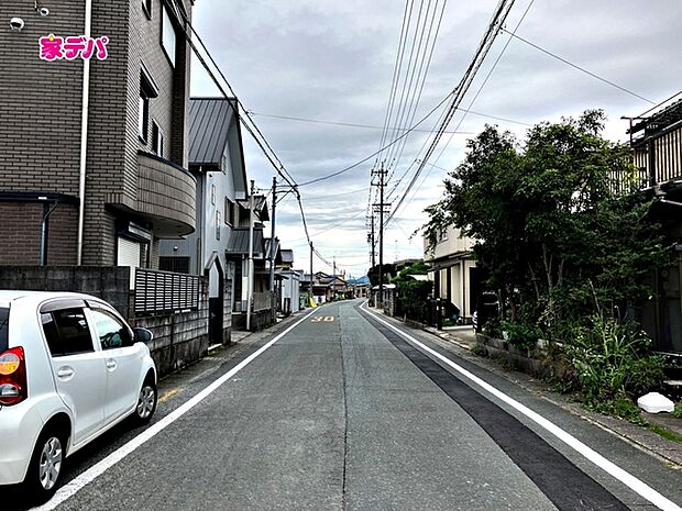 前面道路は公道で、幅員約6.7ｍのゆとりある広さがあります。車同士のすれ違いや駐車時の切り返しもスムーズに行え、毎日の駐車やお出かけもらくらく。