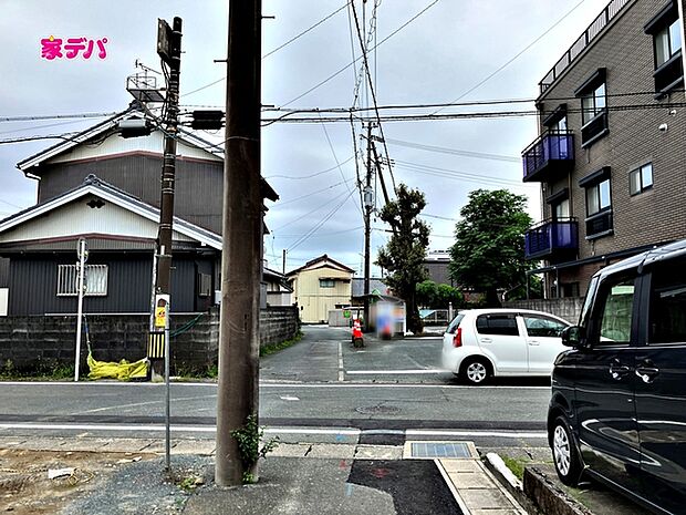 前面は車通りの少ない道路なので、車の出し入れも落ち着いて行えます。駐車の際も周囲を確認しやすく、慌てずに操作できます。運転が苦手な方も安心の立地で、毎日の車移動も快適に行えます。