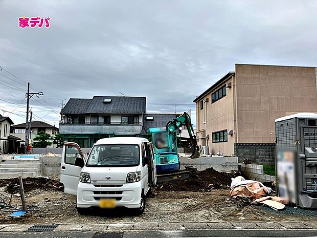 基礎工事中です。ご見学希望のお客様につきましては同型同仕様の物件にご案内いたします。当日のご連絡でも対応いたします。お気軽に『家デパ』までお問い合わせ下さい！経験豊富なスタッフが対応いたします。
