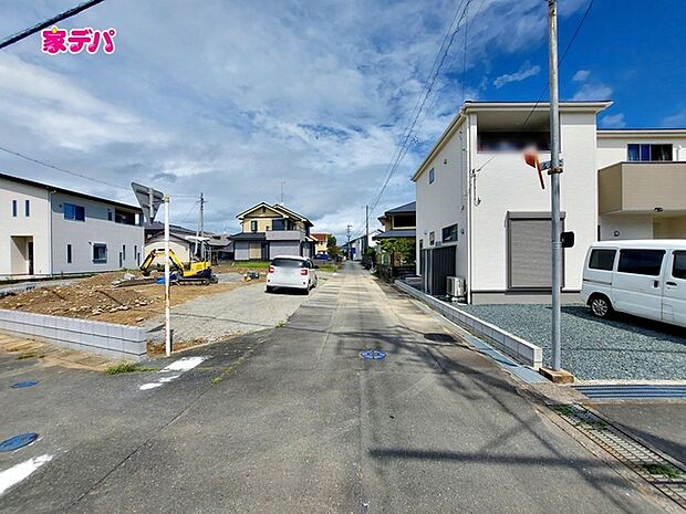 前面道路:南東側約4m幅