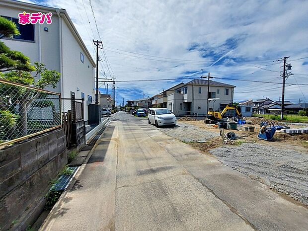 前面道路は約4mあり、車の出し入れや駐車もスムーズに行えます。毎日のお買い物や通勤時もゆとりを持って運転しやすく、見通しの良い環境が魅力!運転が苦手な方でも安心してお住まいいただけます。