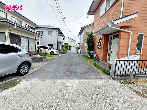 前面道路:私道東側約4m幅