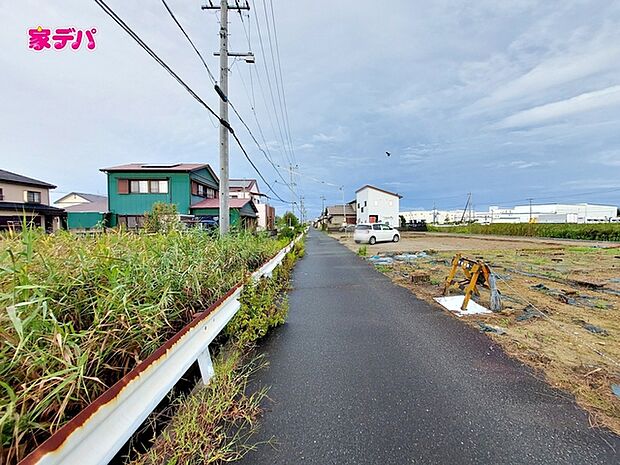 前面道路は見通しが良く、車の移動や駐車もスムーズに行えます。毎日の通勤やお買い物などのお出かけも快適で、ゆとりを持って車を出し入れできるのが魅力。運転が苦手な方でも安心してお使いいただけます。 