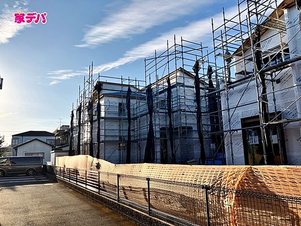 上棟しました。奥の建物になります。ご見学希望のお客様につきましては同型同仕様の物件にご案内いたします。当日のご連絡でも対応いたします。