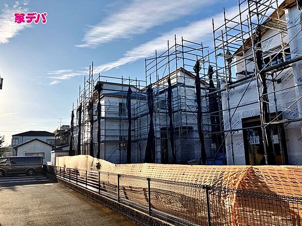 上棟しました。奥の建物になります。ご見学希望のお客様につきましては同型同仕様の物件にご案内いたします。当日のご連絡でも対応いたします。