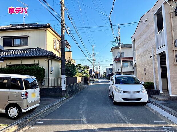 前面道路は幅員約5mとゆとりがあり、車の出し入れや駐車もスムーズに行えます。見通しも良く、毎日のお出かけやお買い物も快適。運転が苦手な方でも落ち着いて車を扱いやすく、安心して暮らせる住環境です。