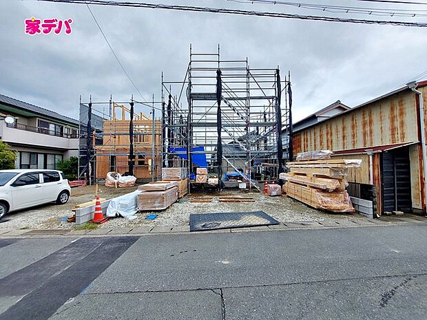 まもなく上棟です。ご見学希望のお客様につきましては同型同仕様の物件にご案内いたします。当日のご連絡でも対応いたします。お気軽に『家デパ』までお問い合わせ下さい！経験豊富なスタッフが対応いたします。