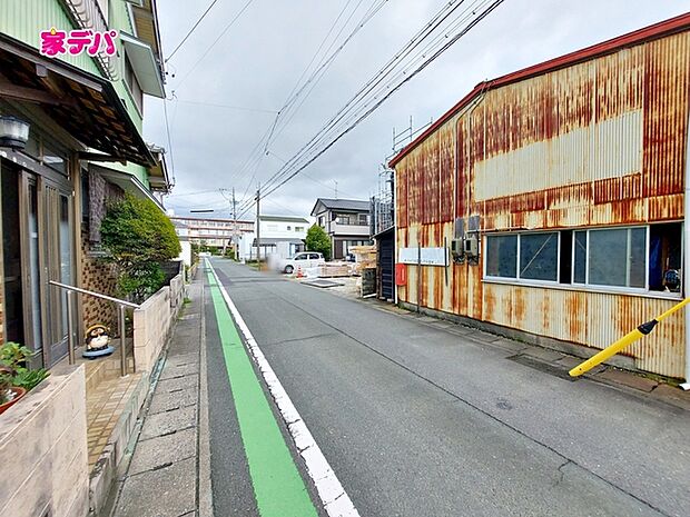 前面道路は幅員約5.4ｍとゆとりがあり、車の出し入れや駐車もスムーズに行えます。見通しも良く、毎日のお出かけやお買い物も快適。運転が苦手な方でも落ち着いて車を扱いやすく、安心して暮らせる住環境です。