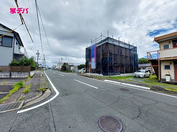 前面道路は公道で、幅員約9.9mのゆとりある広さがあります。車同士のすれ違いや駐車時の切り返しもスムーズに行え、毎日の駐車やお出かけもらくらく。