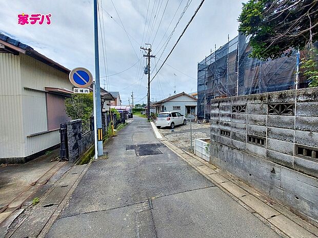 静かな住宅街で車通りも比較的少なく、毎日の車の出し入れもスムーズ。駐車や切り返しもしやすく、ゆとりを持って運転できるので、毎日快適にお使いいただけます。