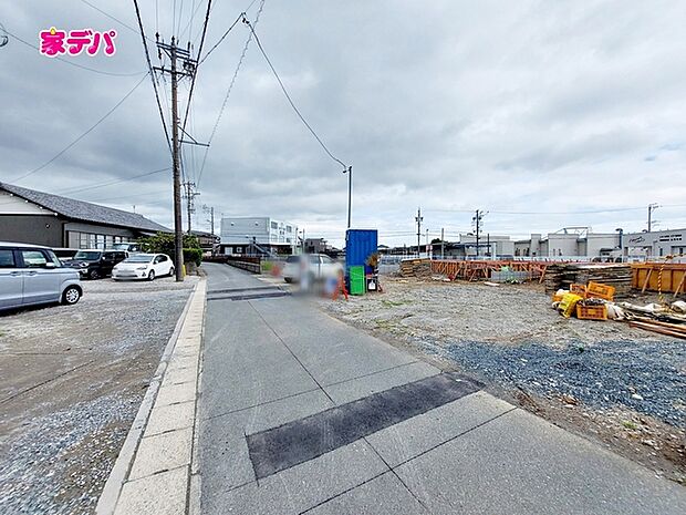 前面は車通りの少ない道路なので、車の出し入れも落ち着いて行えます。駐車の際も周囲を確認しやすく、慌てずに操作できます。運転が苦手な方も安心の立地で、毎日の車移動も快適に行えます。