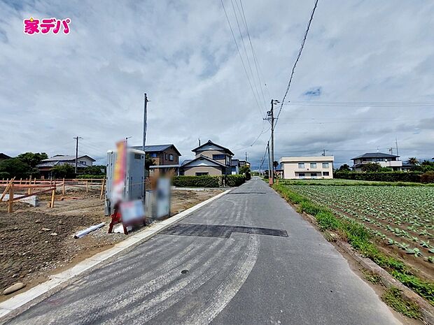 前面道路は車通りが少なく、落ち着いた住環境が魅力です。お子様も安心して過ごしやすく、車の出入りや歩行もしやすい環境です。現地では周辺の様子や道路の雰囲気もあわせてご確認いただけます。