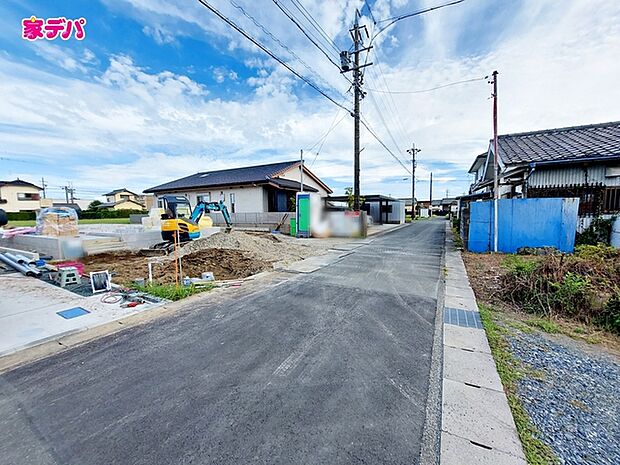 前面道路は見通しが良く、車の移動や駐車もスムーズに行えます。毎日の通勤やお買い物などのお出かけも快適で、ゆとりを持って車を出し入れできるのが魅力。運転が苦手な方でも安心してお使いいただけます。
