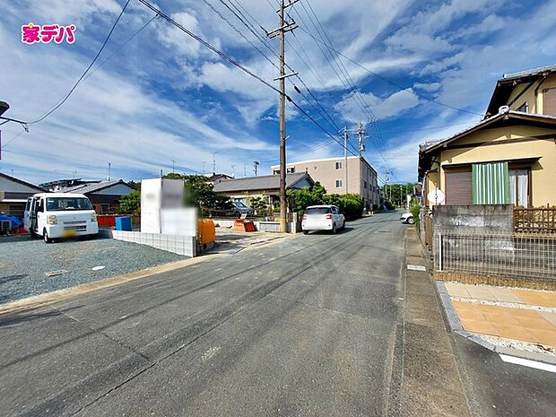 前面道路はゆとりの約6m!車通りも比較的少なく、落ち着いた住環境が魅力です。
