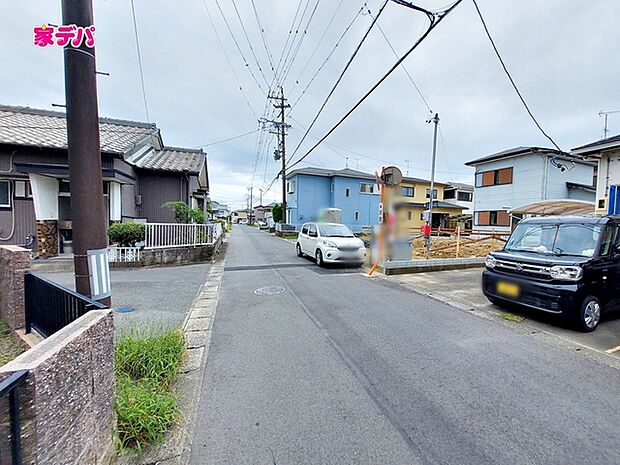 前面道路は幅員約5ｍとゆとりがあり、車の出し入れや駐車もスムーズに行えます。見通しも良く、毎日のお出かけやお買い物も快適。運転が苦手な方でも落ち着いて車を扱いやすく、安心して暮らせる住環境です。 