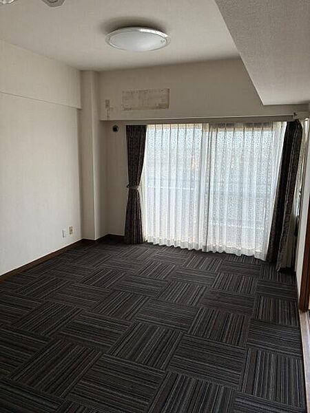 南向きならではの恵まれた採光と通風で、日中は明るい光がしっかりと差し込むお部屋です。風通しも良く、室内にいながらも開放感を感じられるため、毎日の暮らしを心地よく過ごしていただけます！