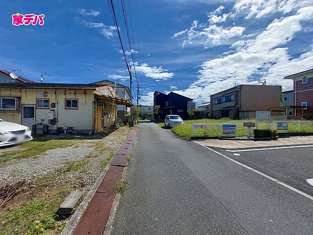 前面道路は車通りが少なく、落ち着いた住環境が魅力です。お子様も安心して過ごしやすく、車の出入りや歩行もしやすい環境です。現地では周辺の様子や道路の雰囲気もあわせてご確認いただけます。