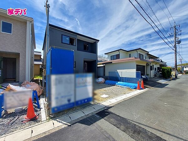 前面道路は車通りが少なく、落ち着いた住環境が魅力です。お子様も安心して過ごしやすく、車の出入りや歩行もしやすい環境です。現地では周辺の様子や道路の雰囲気もあわせてご確認いただけます。