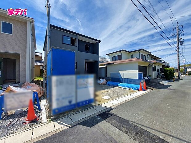 前面道路は車通りが少なく、落ち着いた住環境が魅力です。お子様も安心して過ごしやすく、車の出入りや歩行もしやすい環境です。現地では周辺の様子や道路の雰囲気もあわせてご確認いただけます。 