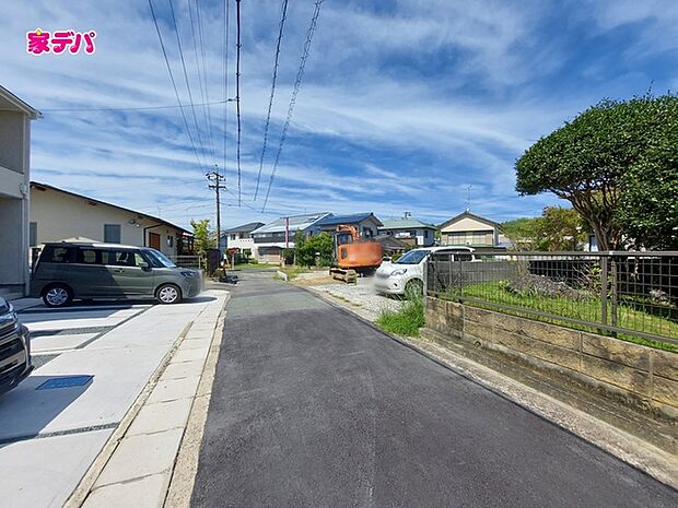 前面道路は車通りが少なく、落ち着いた住環境が魅力です。お子様も安心して過ごしやすく、車の出入りや歩行もしやすい環境です。現地では周辺の様子や道路の雰囲気もあわせてご確認いただけます。 