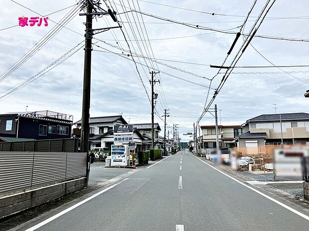 前面道路は公道で、幅員約7.6mのゆとりある広さがあります。車同士のすれ違いや駐車時の切り返しもスムーズに行え、毎日の駐車やお出かけもらくらく。