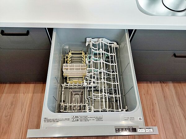 【食器洗浄乾燥機】 食洗機付きで、食後の食器洗いの手間を軽減できるため、片付けにかかる時間を短縮しやすくなります。まとめて洗浄できるため家事負担を減らしやすく、食後の片付けもスムーズに行えます。
