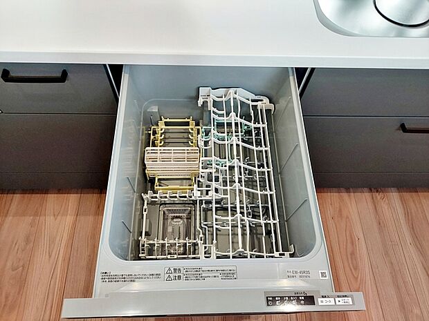 【食器洗浄乾燥機】 食洗機付きで、食後の食器洗いの手間を軽減できるため、片付けにかかる時間を短縮しやすくなります。まとめて洗浄できるため家事負担を減らしやすく、食後の片付けもスムーズに行えます。