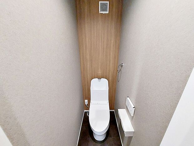 【1階トイレ】 各フロアに1か所ずつシャワー機能付きトイレを設置しており、朝の忙しい時間帯でもスムーズに利用できるため、混雑の軽減にもつながります。