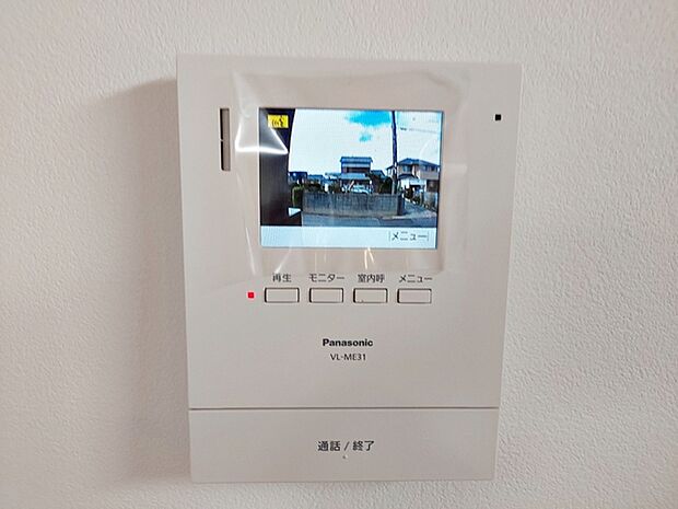 【TVモニター付きインターホン】 訪問者の顔を室内から確認して応対できるため、玄関を開ける前に相手を把握しやすくなります。来客対応や不在時の確認にも役立ち、日常の安心感につながります。