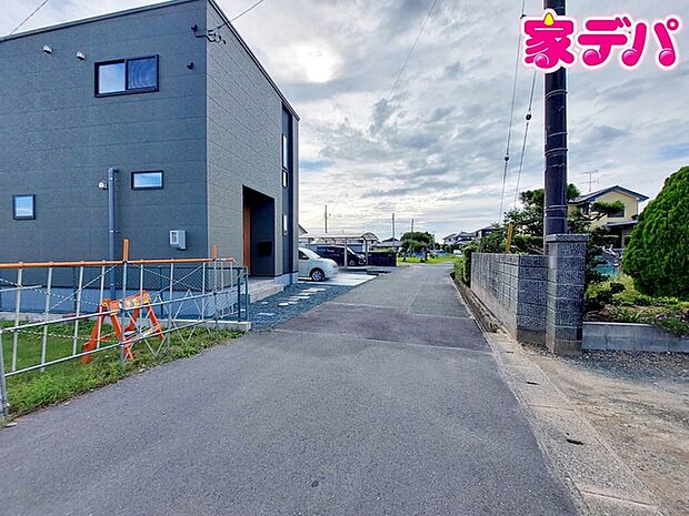 前面道路:東側約4.5m幅。 静かな住宅街で車通りも比較的少なく、毎日の車の出し入れもスムーズ。駐車や切り返しもしやすく、ゆとりを持って運転できるので、毎日快適にお使いいただけます。