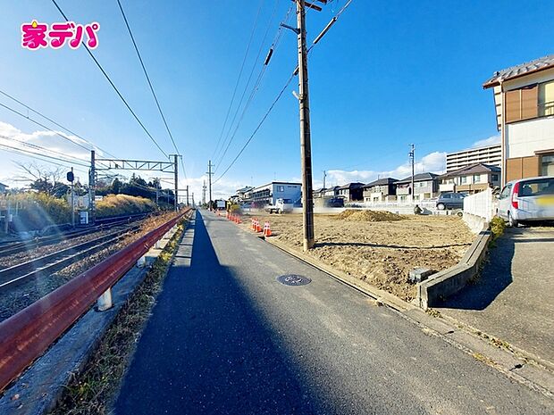 前面道路は見通しが良く、車の移動もスムーズに行えます。