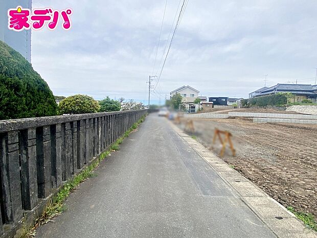 前面道路は見通しが良く、車の移動もスムーズに行えます。