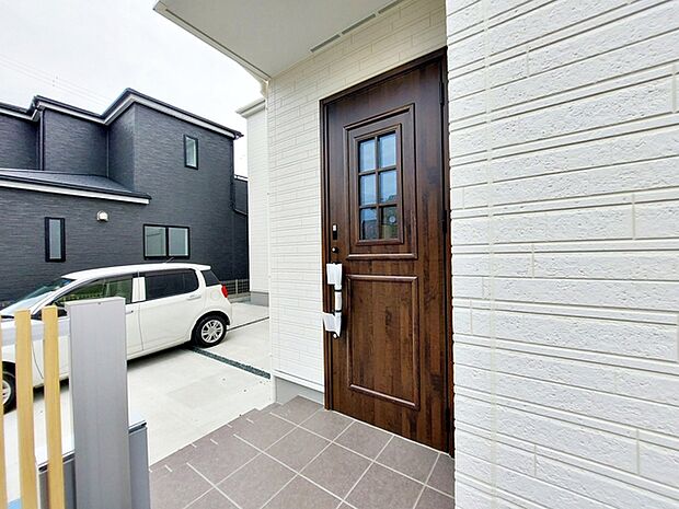 【玄関】 玄関ポーチが住まいの第一印象を明るくします。毎日の出入りもスムーズで、ご家族や来訪者を気持ちよく迎え入れてくれる玄関まわりです。玄関からの動線として日々の暮らしに欠かせないスペースです。 