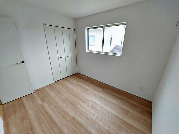 【洋室5.25帖】 腰窓を採用した洋室で、家具やデスクの配置がしやすくレイアウトの自由度が高いのが特徴です。子供部屋や書斎としても使いやすく、日差しを取り込みながら快適にお過ごしいただけます！ 