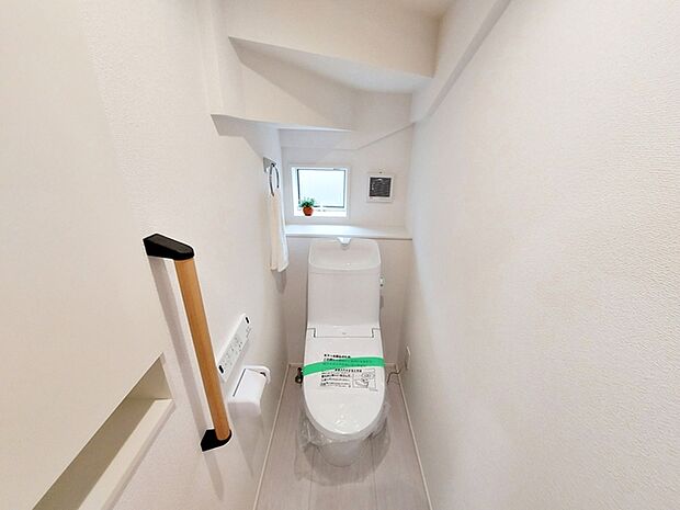 【1階トイレ】 各フロアに1か所ずつシャワー機能付きトイレを設置しており、朝の忙しい時間帯でもスムーズに利用できるため、混雑の軽減にもつながります。