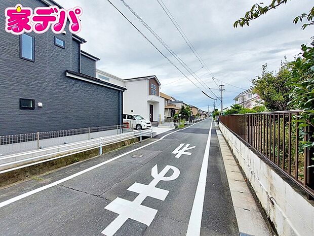 前面道路：北側約4.9ｍ幅。 前面道路は約4.9ｍあり、車の出し入れや駐車もスムーズに行えます。