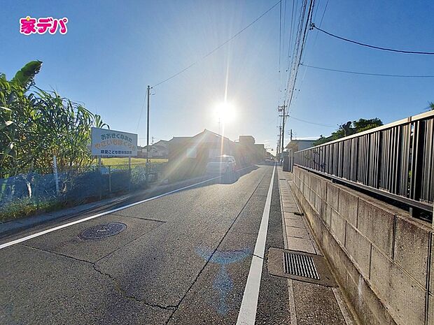 前面道路は公道で、幅員約6mのゆとりある広さがあります。車同士のすれ違いや駐車時の切り返しもスムーズに行え、毎日の駐車やお出かけもらくらく。運転が苦手な方でもゆとりを持って出入りしやすい道路幅です。