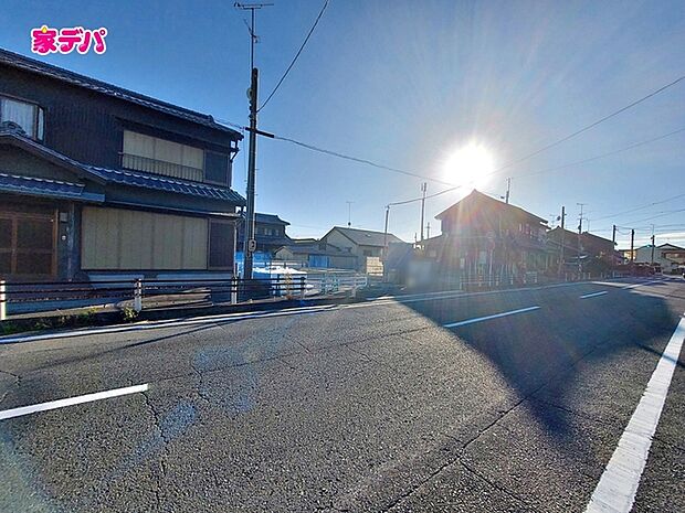 前面道路は公道で、幅員約11mのゆとりある広さがあります。車同士のすれ違いや駐車時の切り返しもスムーズに行え、毎日の駐車やお出かけもらくらく。運転が苦手な方でもゆとりを持って出入りしやすい道路幅です。