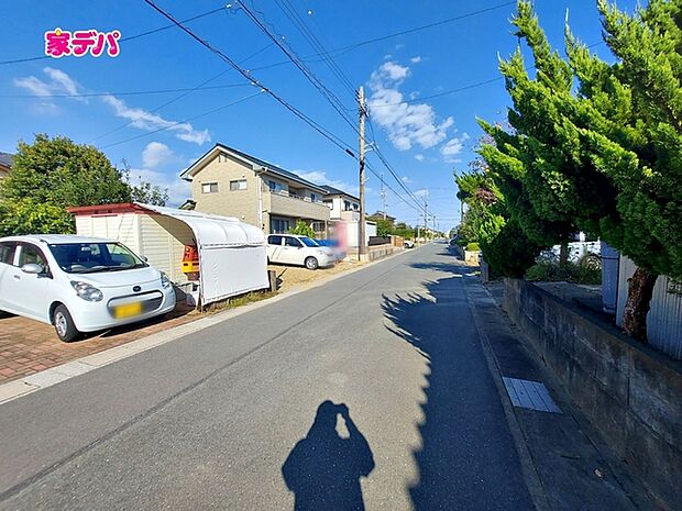 前面道路は幅員約5.4mとゆとりがあり、車の出し入れや駐車もスムーズに行えます。見通しも良く、毎日のお出かけやお買い物も快適。運転が苦手な方でも落ち着いて車を扱いやすく、安心して暮らせる住環境です。