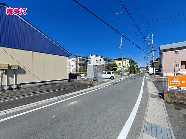 前面道路も広く車通りも少ないので、運転が苦手な方でも自分のペースで駐車ができます 