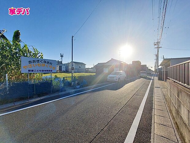前面道路は公道で、幅員約6ｍのゆとりある広さがあります。車同士のすれ違いや駐車時の切り返しもスムーズに行え、毎日の駐車やお出かけもらくらく。運転が苦手な方でもゆとりを持って出入りしやすい道路幅です。 