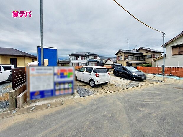 建築予定地です。中央の土地になります。ご見学希望のお客様につきましては同型同仕様の物件にご案内いたします。当日のご連絡でも対応いたします。