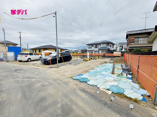 建築予定地です。右側の土地になります。ご見学希望のお客様につきましては同型同仕様の物件にご案内いたします。当日のご連絡でも対応いたします。