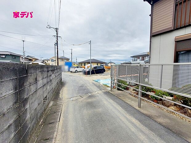 前面は車通りの少ない道路なので、車の出し入れも落ち着いて行えます。駐車の際も周囲を確認しやすく、慌てずに操作できます。運転が苦手な方も安心の立地で、毎日の車移動も快適に行えます。 