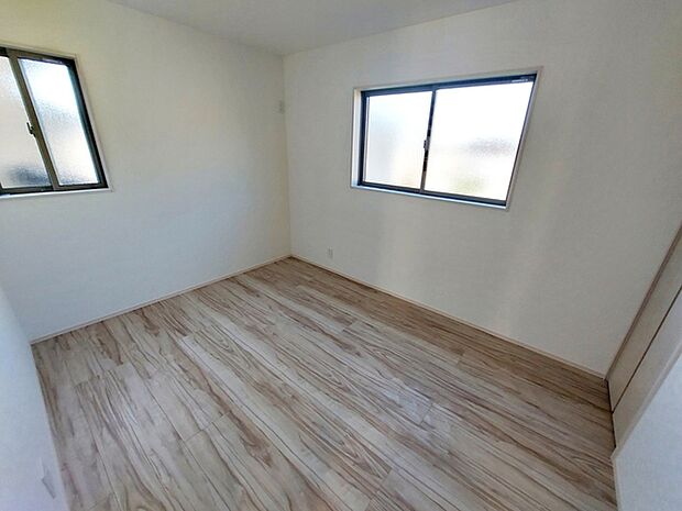 【洋室6帖】 お子様にとっての初めての「自分の部屋」としても使いやすく、学習机やベッドの配置もしやすい広さがあります。将来的には個室としても使いやすく、生活スタイルの変化にも対応しやすいのが特徴です。